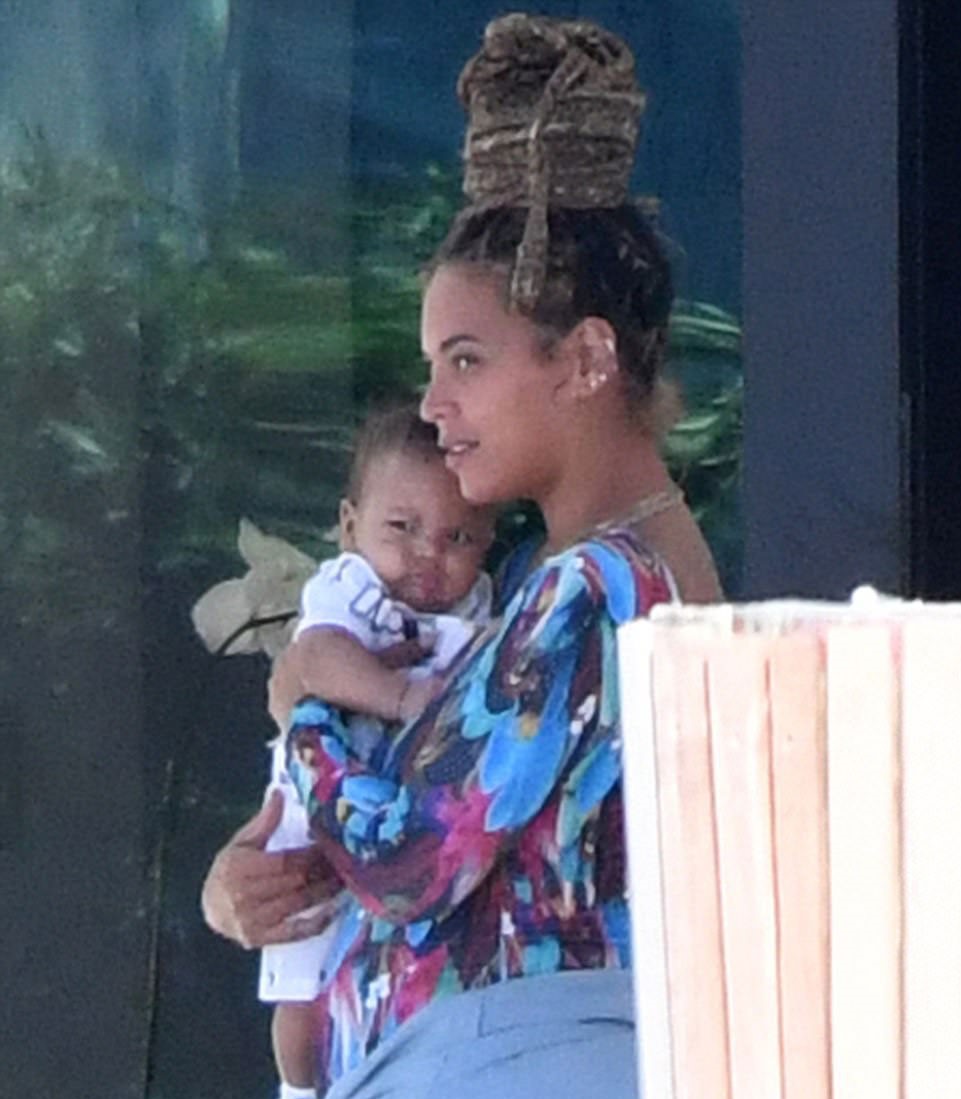 Beyonce’nin ilginç sıra dışı’ saç stili Beyonce’nin ilginç sıra dışı’ saç stili